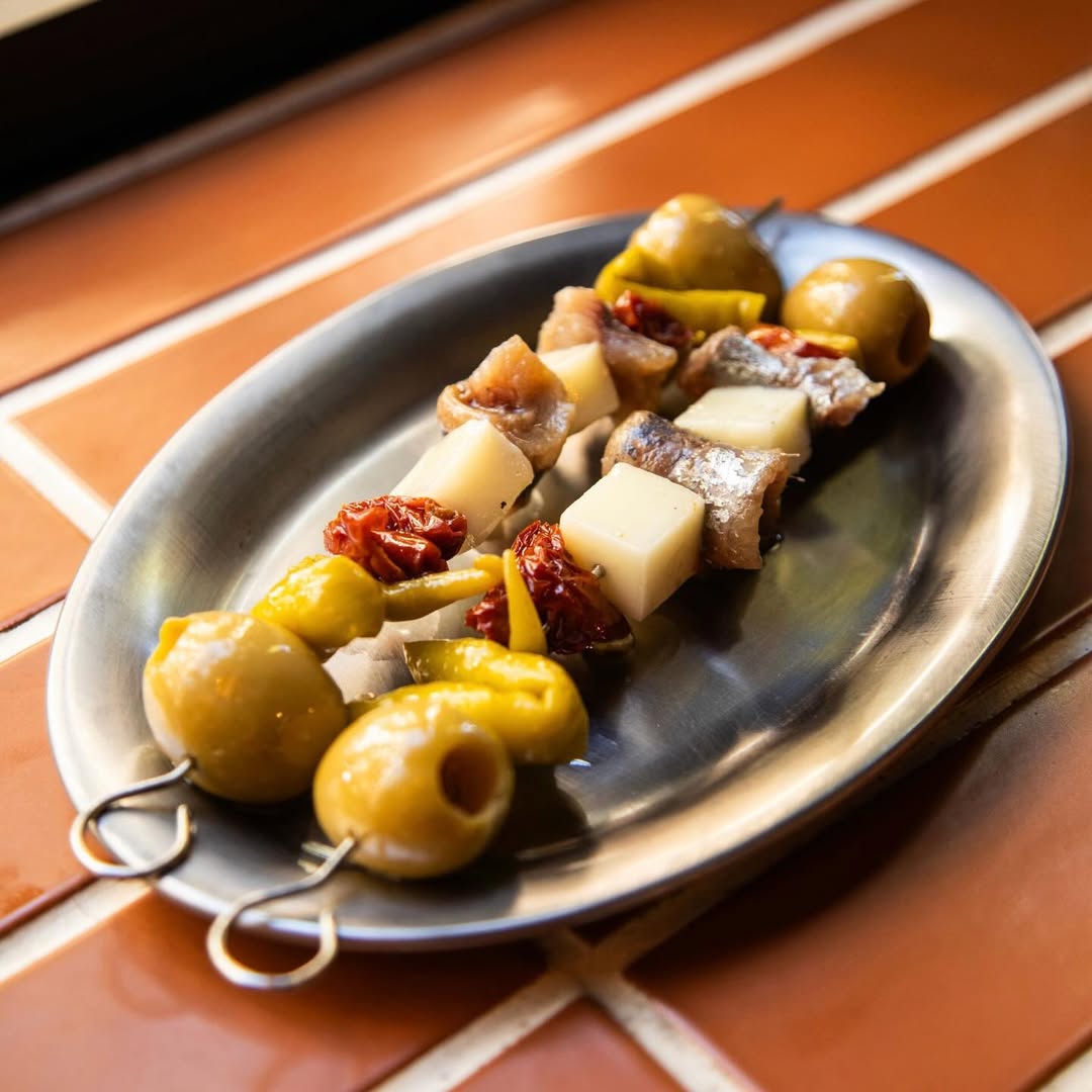 Os presentamos al nuevo miembro de la casa, nuestra súper Gilda XL de
Aceituna gordal
Tomate seco
Queso Idiazabal
Sardi