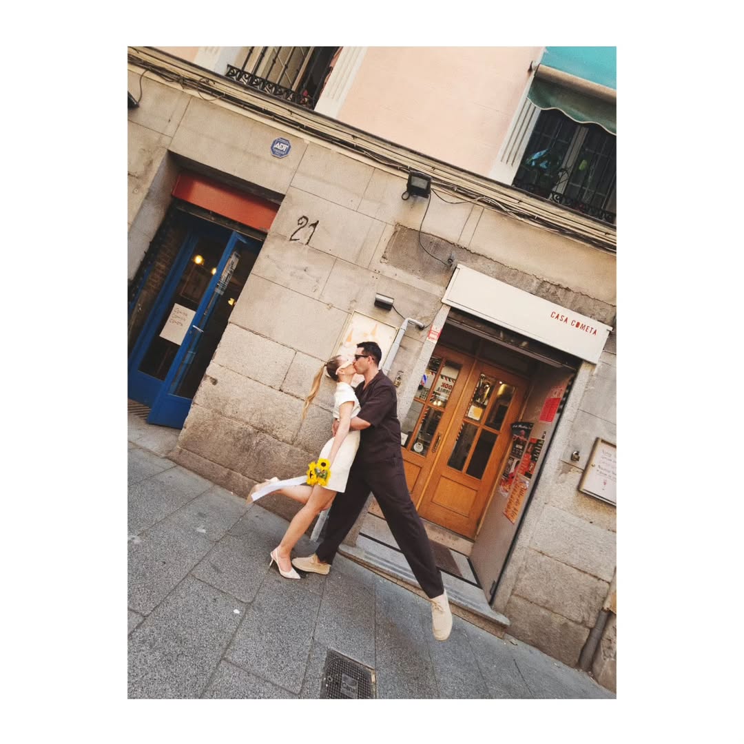 A las pocas semanas de abrir, Sandra y Juan, después de cenar aquí, nos propusieron (con casi un año de antelación) cel