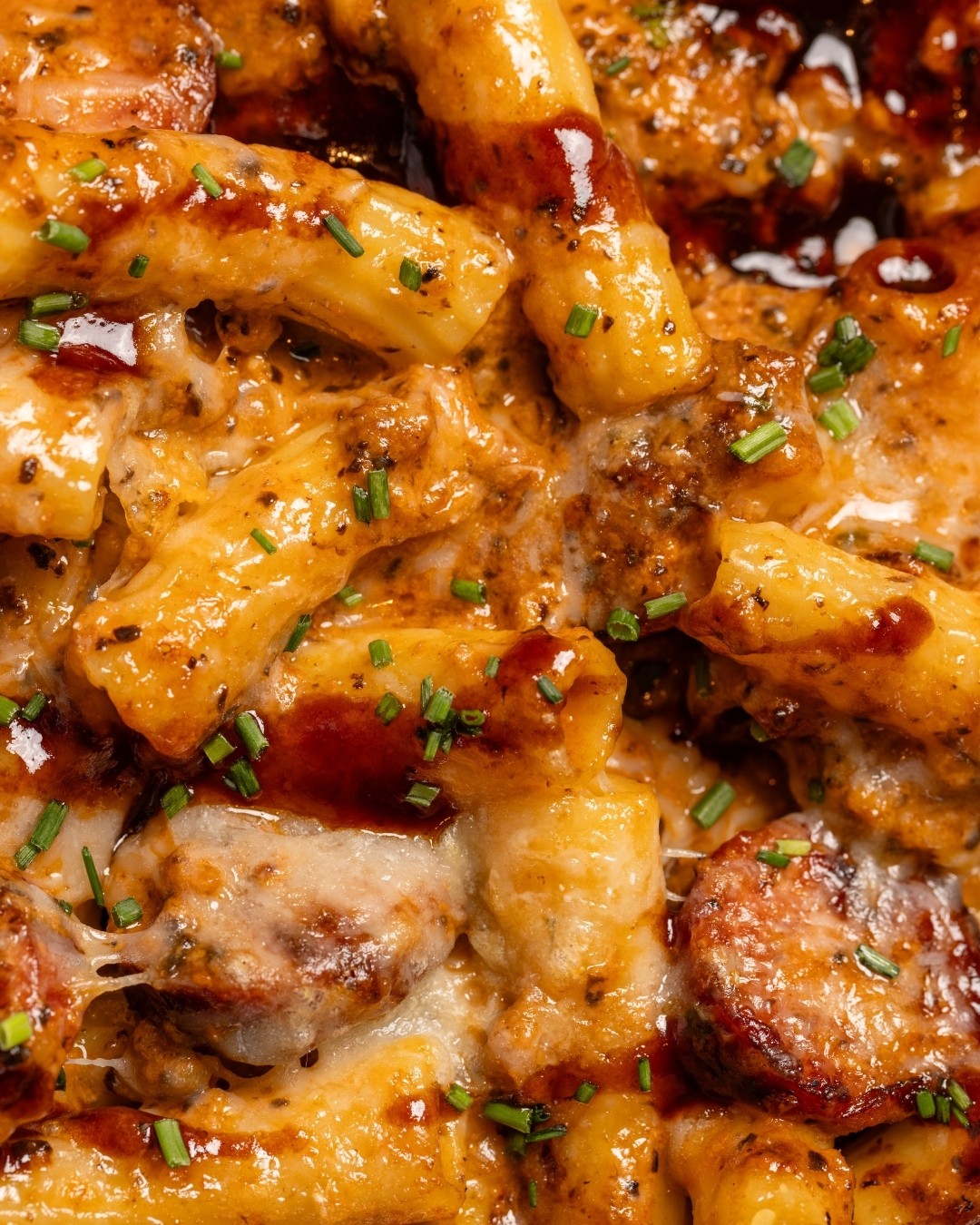 Un buen gratinado siempre llama la atención.

Pero cuando debajo hay macarrones, butifarra y queso trufado, quedarse sol