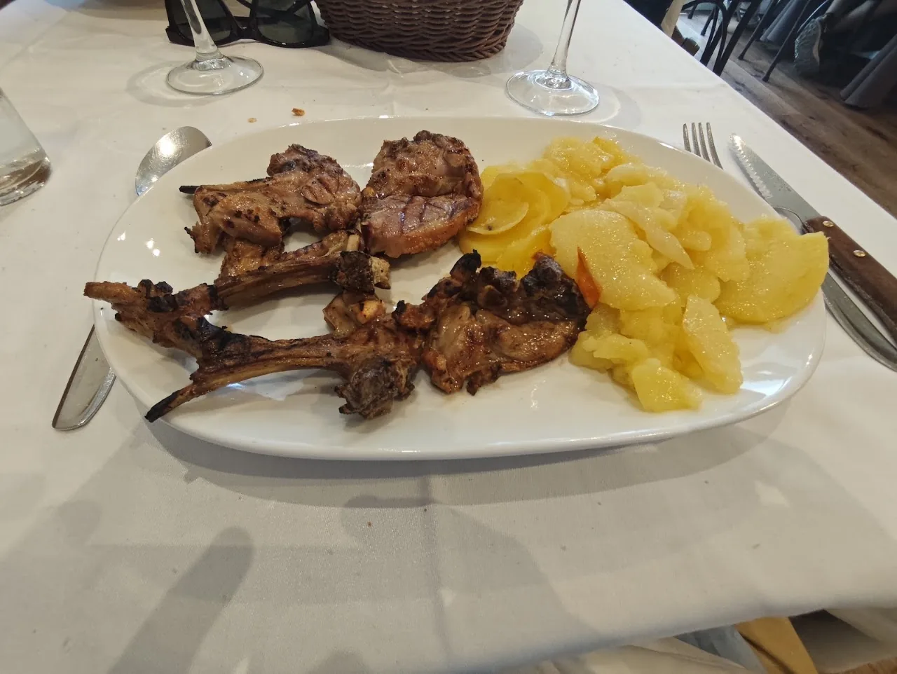 Grilled lamb chops with a side of potatoes