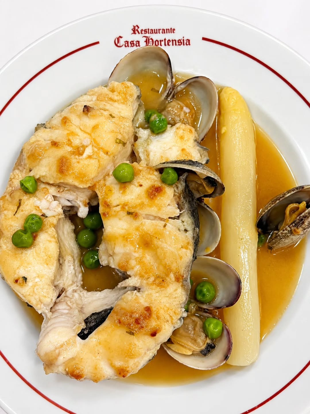Hay platos que no necesitan presentación… solo una buena mesa y ganas de disfrutar. 😋
🐟 Merluza fresca, almejas, guisan