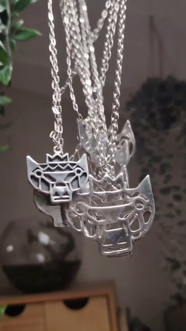 🐆¡¡¡Quedan los últimos jaguares!!! Estos se llevan en el pecho , hechos en plata de ley junto con cadena de plata. Disp
