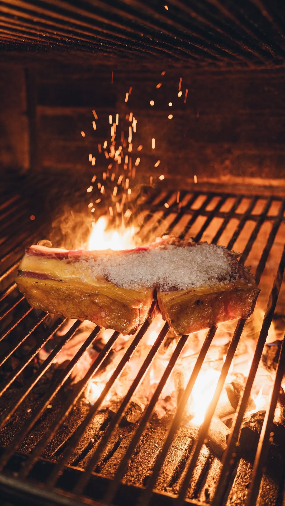 El corte que le damos a la grasa de la chuleta durante el asado, es porque al asarse, esta se encoge.
Con ese pequeño