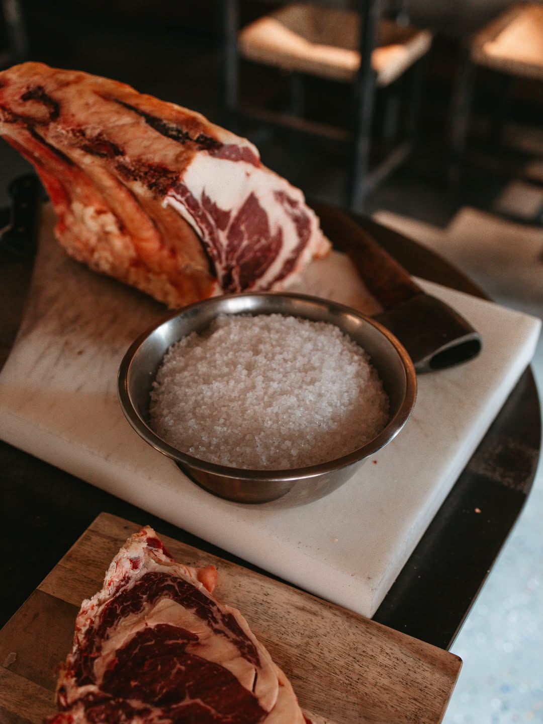 La importancia de la sal en el proceso de asado de la chuleta.
Utilizamos sal marina, en cantidad y de la mejor calidad