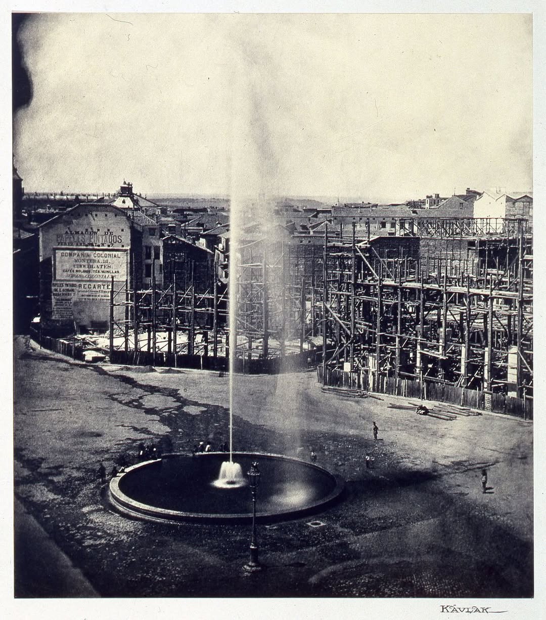 ¿Sabías que la mayor parte de los edificios de los barrios históricos están hechos de madera? Aquí una foto de la constr