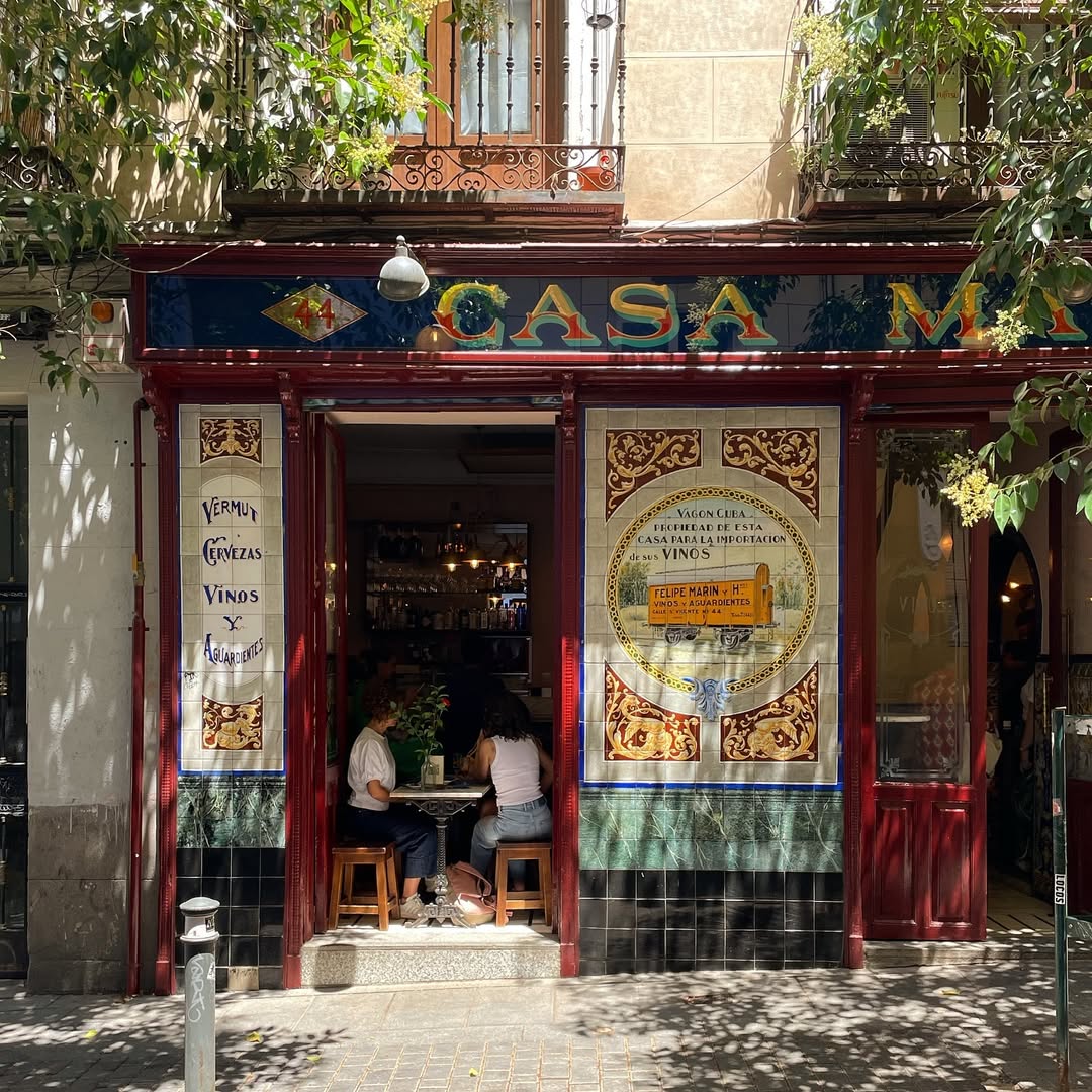 un clásico de madrid, @casamacareno 🇪🇸🌹
sus croquetas de jamón, huevos rotos y tortilla de patatas son un must y nunca f