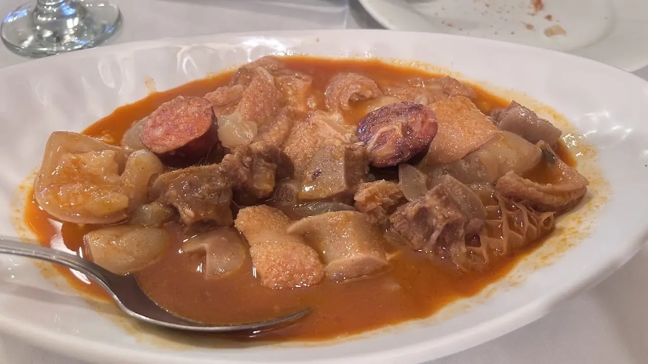 Callos a la madrileña with chorizo and morcilla in a white dish