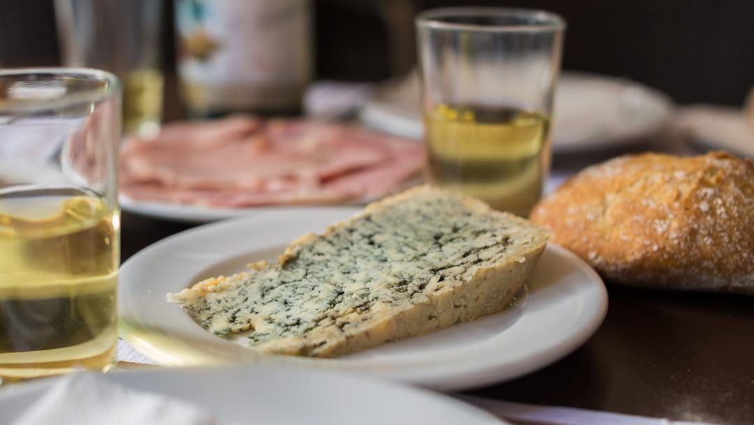 Los lunes saben mejor en Casa Mingo 🏡
Disfruta de nuestros clásicos como nuestro delicioso Queso Cabrales, que está riqu