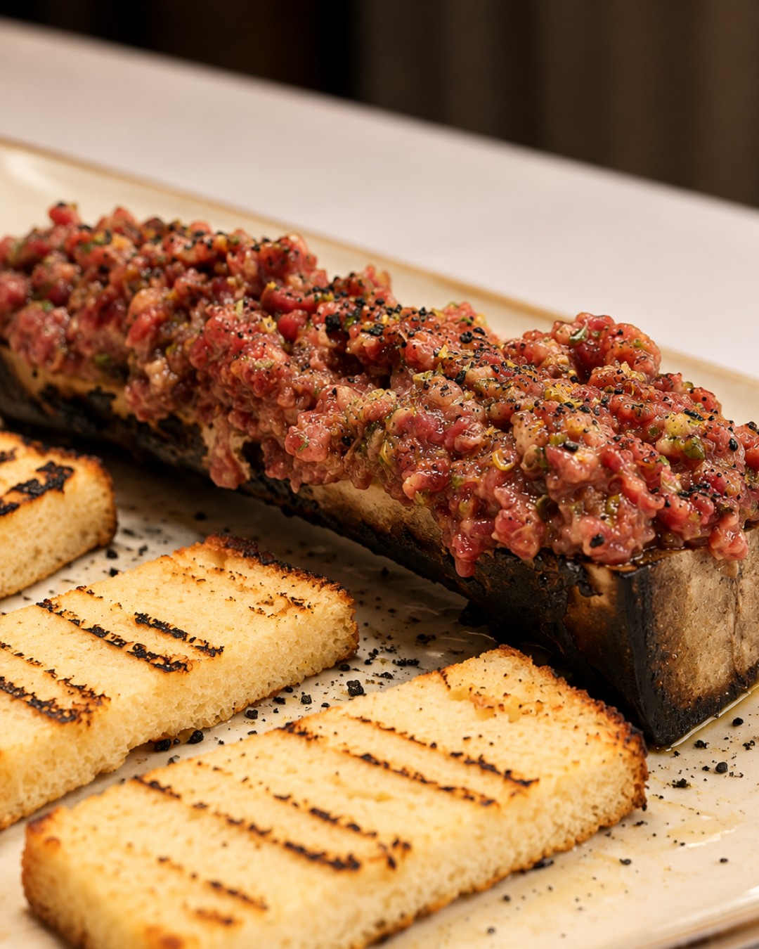 Tosta de steak tartar sobre brioche a la parrilla. 🥩✨ La intensidad del steak tartar, el toque crujiente de la parrilla