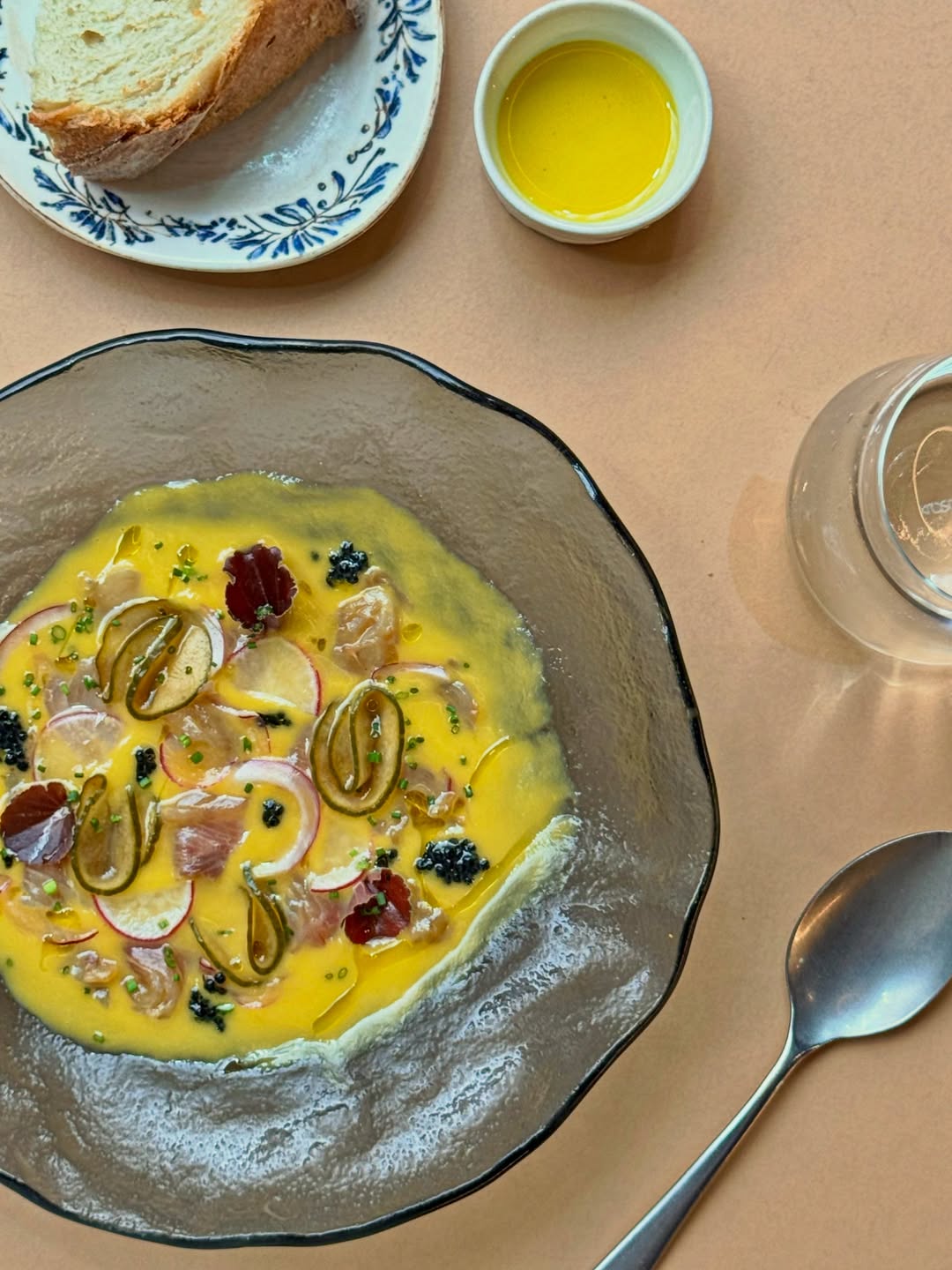 Pescado de lonja curado con salmorejo de melocotón y encurtidos 🐟
•
Un plato fresco y divertido para estos días de calor
