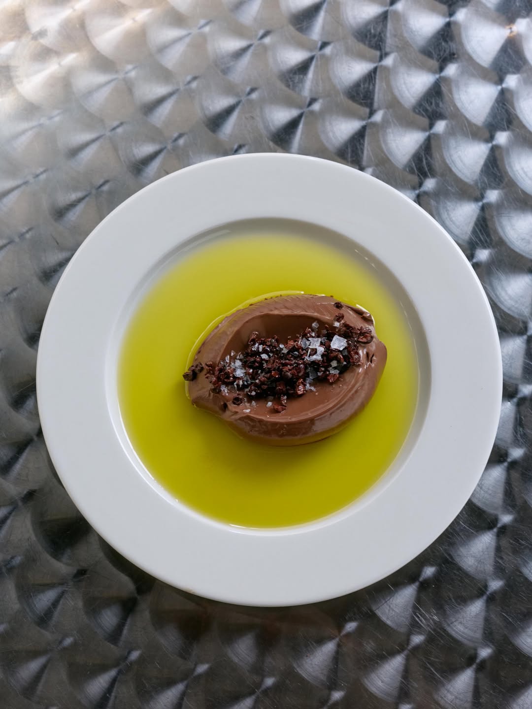 Chocolate, aceite y sal.

Available en Casa Neutrale® Bar