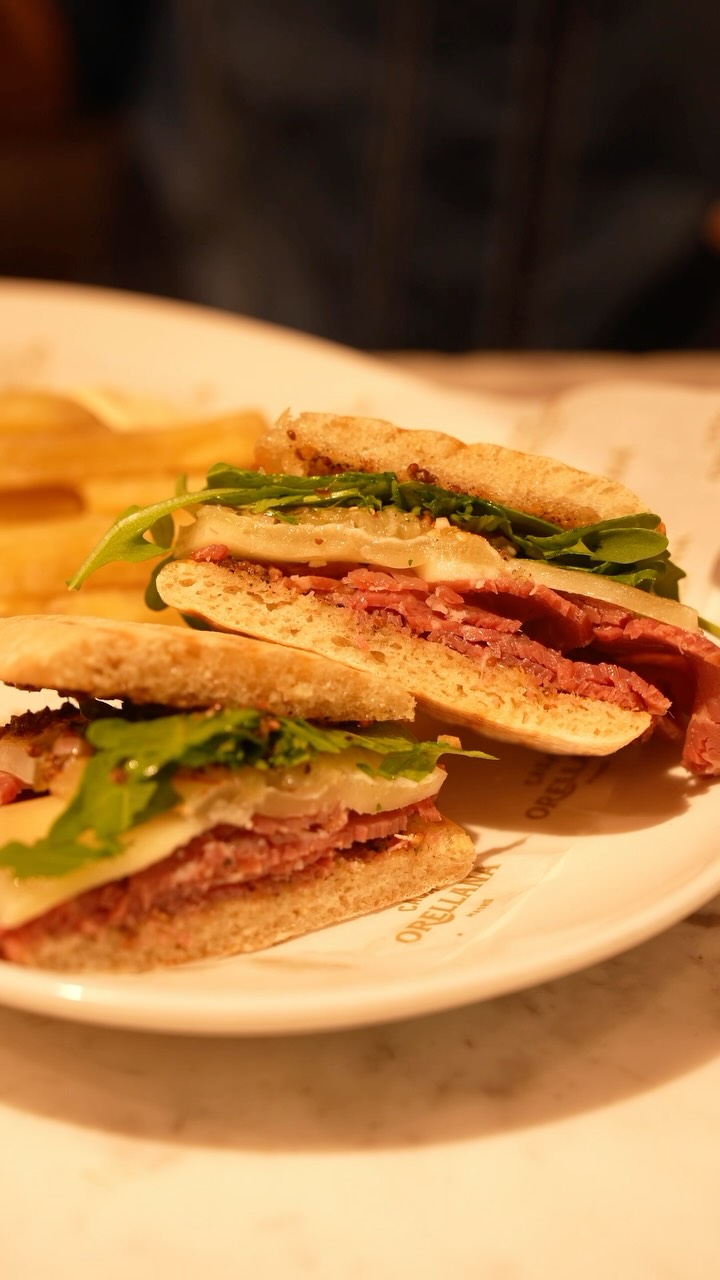 Un mollete que no puedes dejar de probar 😉 El imperdible del verano: Mollete de Pastrami, queso San Simón, relish de pep