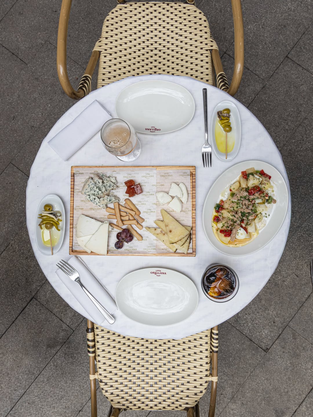 Una terraza, una cerveza y esas tapas que se disfrutan solo entre la comida y la cena 😉 

#tapasmadrid #terrazasmadrid #