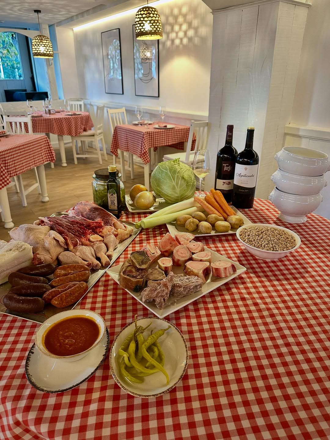 Vuelve nuestro famoso Cocido Madrileño 🫕 Un clásico de nuestro restaurante que no te puedes perder! 🍗🥕🥬🥩 Haz tu reserva: