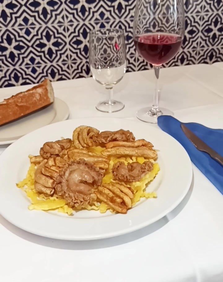 Casa Ricardo es un tesoro escondido en Madrid que ofrece una auténtica experiencia gastronómica. Si buscas explorar los