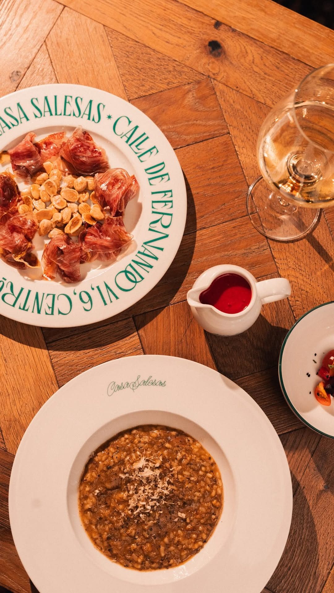 The kind of food you’ll want to come back for.
Again and again.
#CasaSalesas #SalesasHQ #Madrid #Restaurante