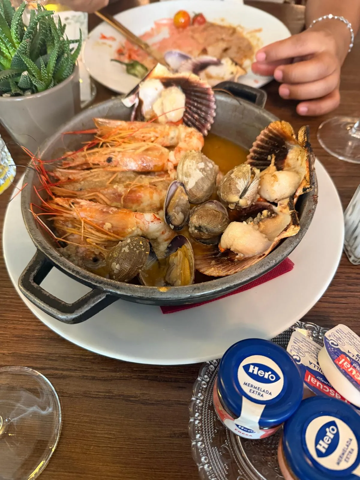 A pan of shrimp and shellfish in broth
