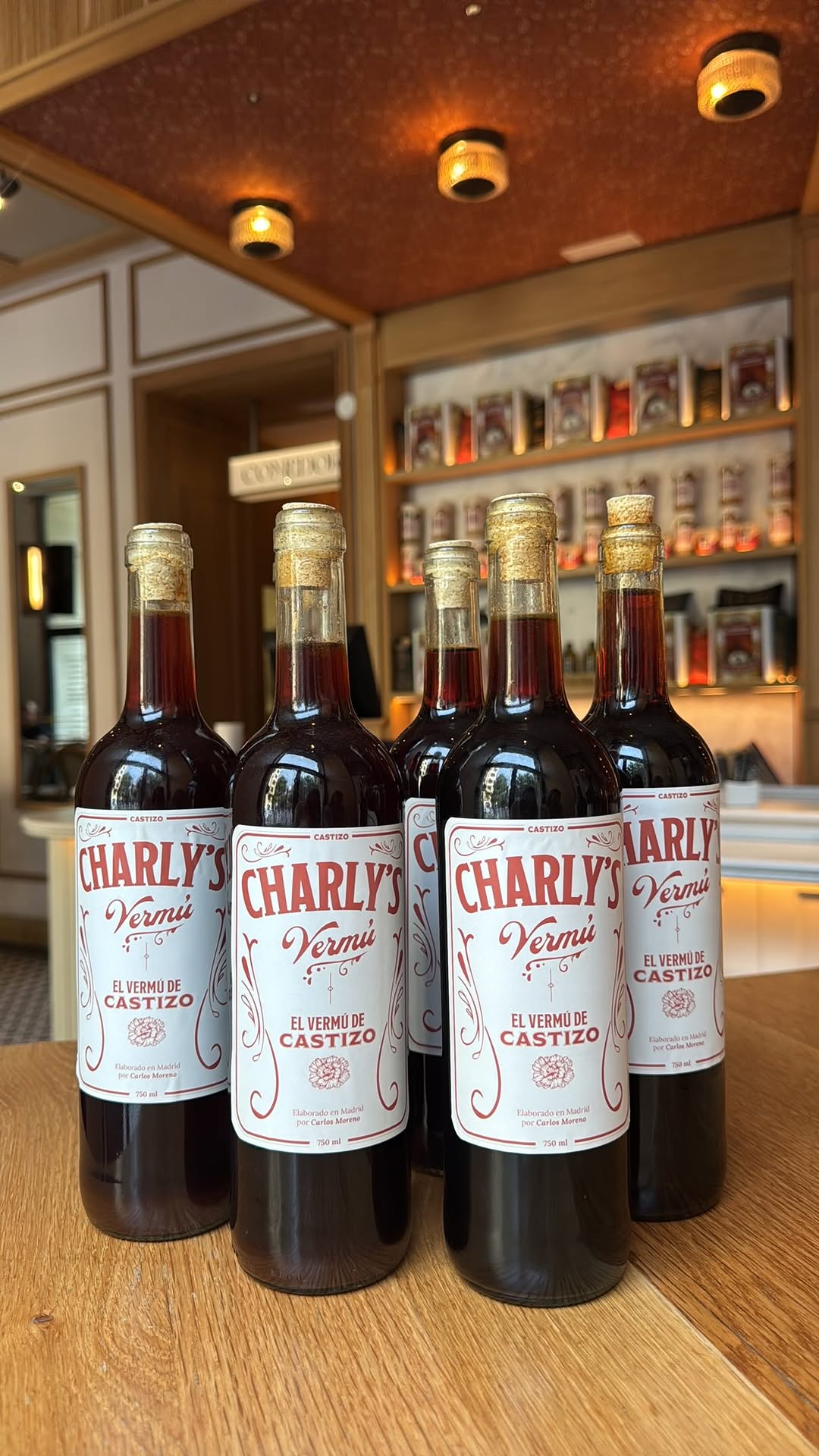 Charly’s Vermut
Toques de cacao, frutos rojos, cítricos y hierbas 🫗
Tan distinto, tan plural, tan de Madri…
#castizo