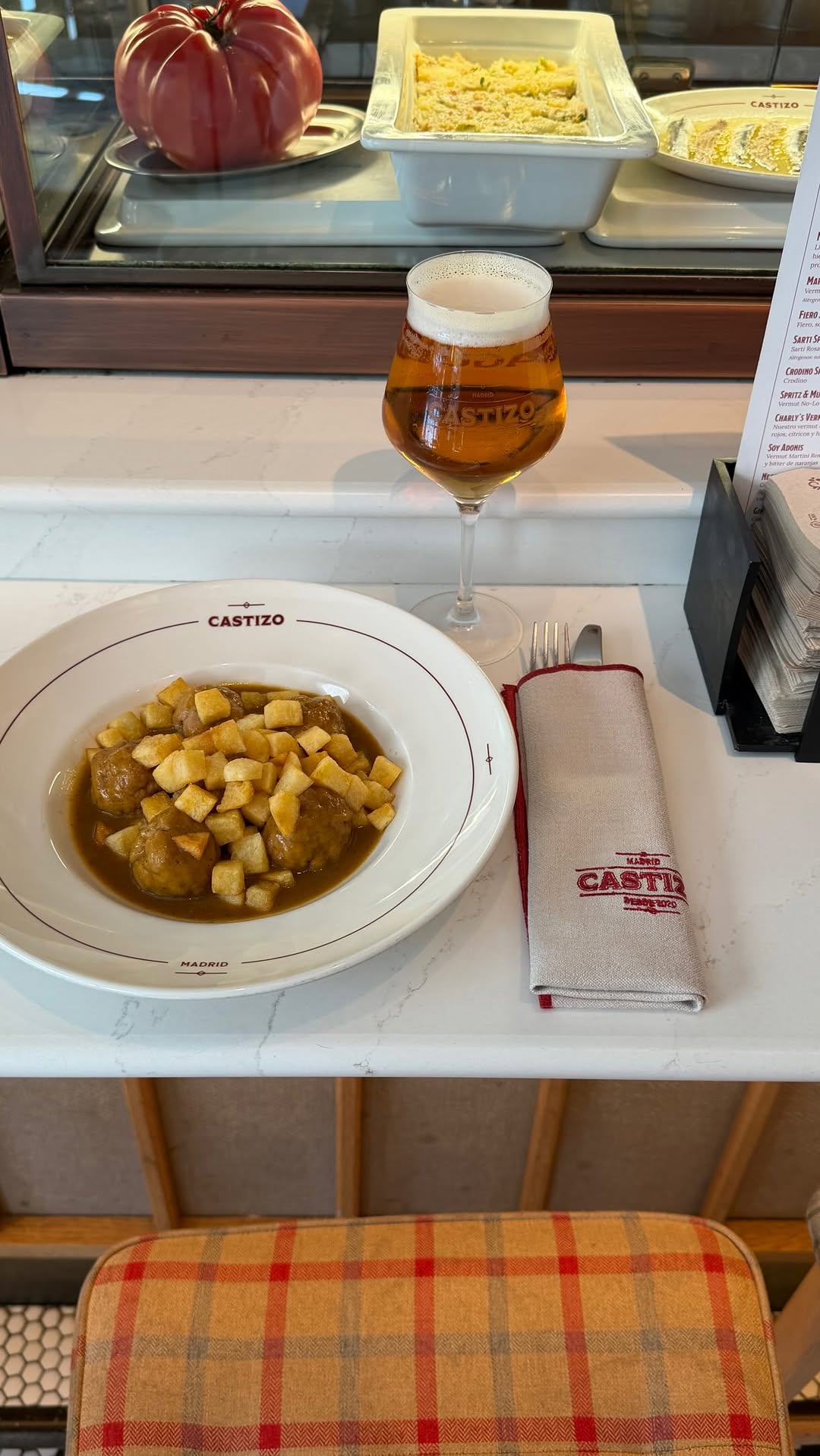 Albóndigas como Dios manda, salsa para no dejar ni rastro y patatas dado bien fritas.
Aquí se viene con hambre. Y con p