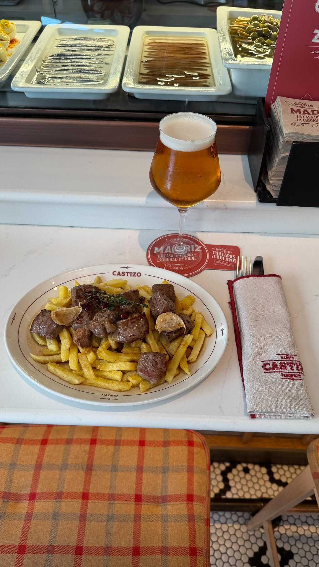 De Madrid al plato: buen solomillo, mucho ajillo y patatas fritas para rematar la faena.
Aquí se viene a comer castizo y