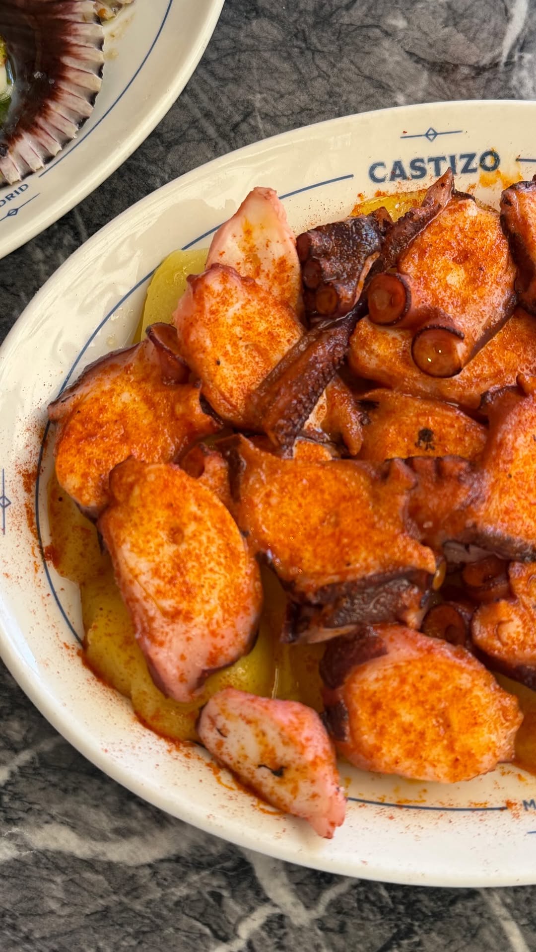 Pulpo a la gallega, pero con acento castizo.
Pulpo, patata, pimentón y AOVE. Un clásico gallego que en Castizo habla ma