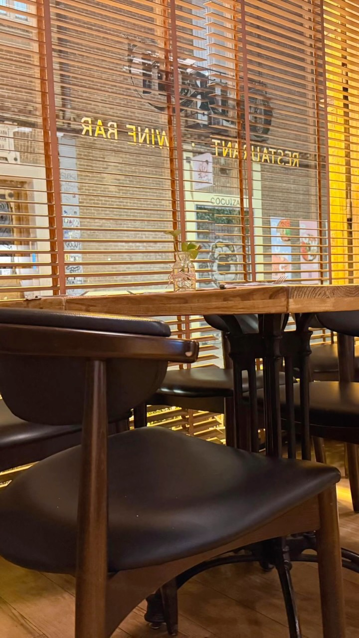 Fuego, vino, coctelería y una cocina que invita a quedarse.
Así se vive Cedrón, el Wine Bar de La Latina donde la gastr