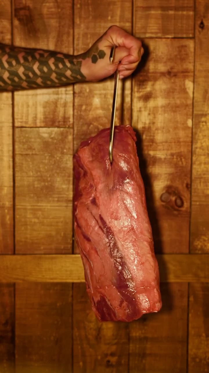 El producto lo eliges tú.
Nosotros nos encargamos de respetarlo, cuidar cada detalle y llevarlo al fuego como merece.