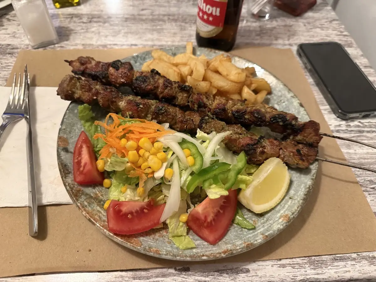 A grilled skewer with salad and fries at Celler Can Pep