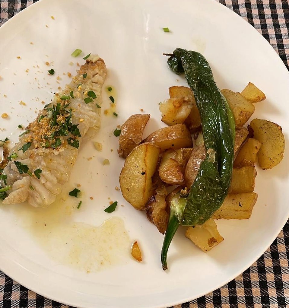¡Filete de cap roig a la plancha con aliño de ajo y perejil! 

• Es uno de nuestros platos principales en el menú del dí