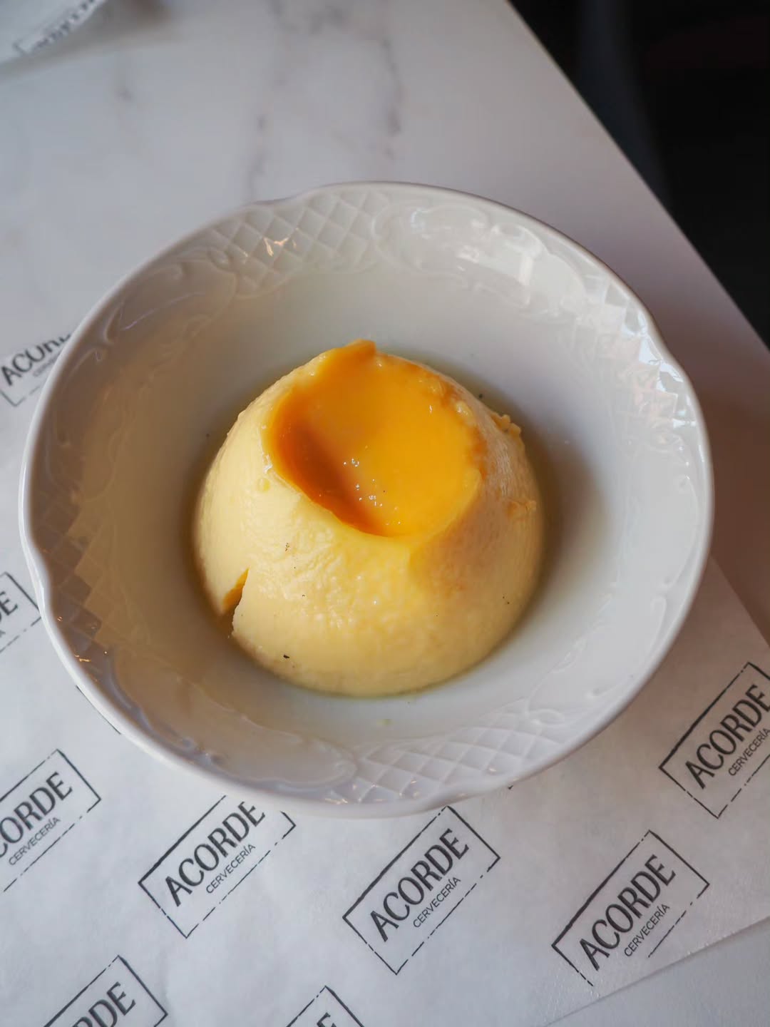 Todos decimos que no vamos a pedir postre… ¡hasta que aparece el flan!
Si eres de los que siempre acaba cayendo en el p