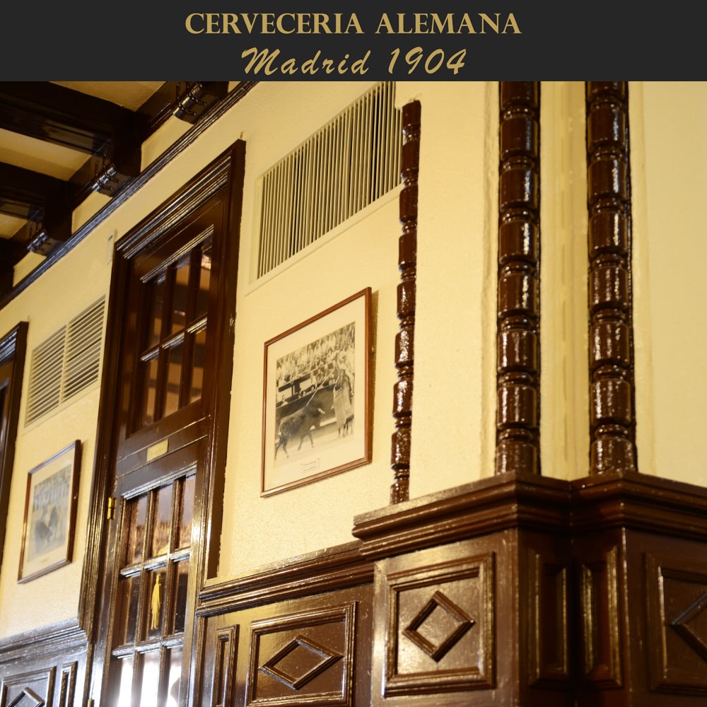 Cada visita al salón de La Alemana es un viaje en el tiempo, donde la madera de paredes y vigas y el mármol de las mesas