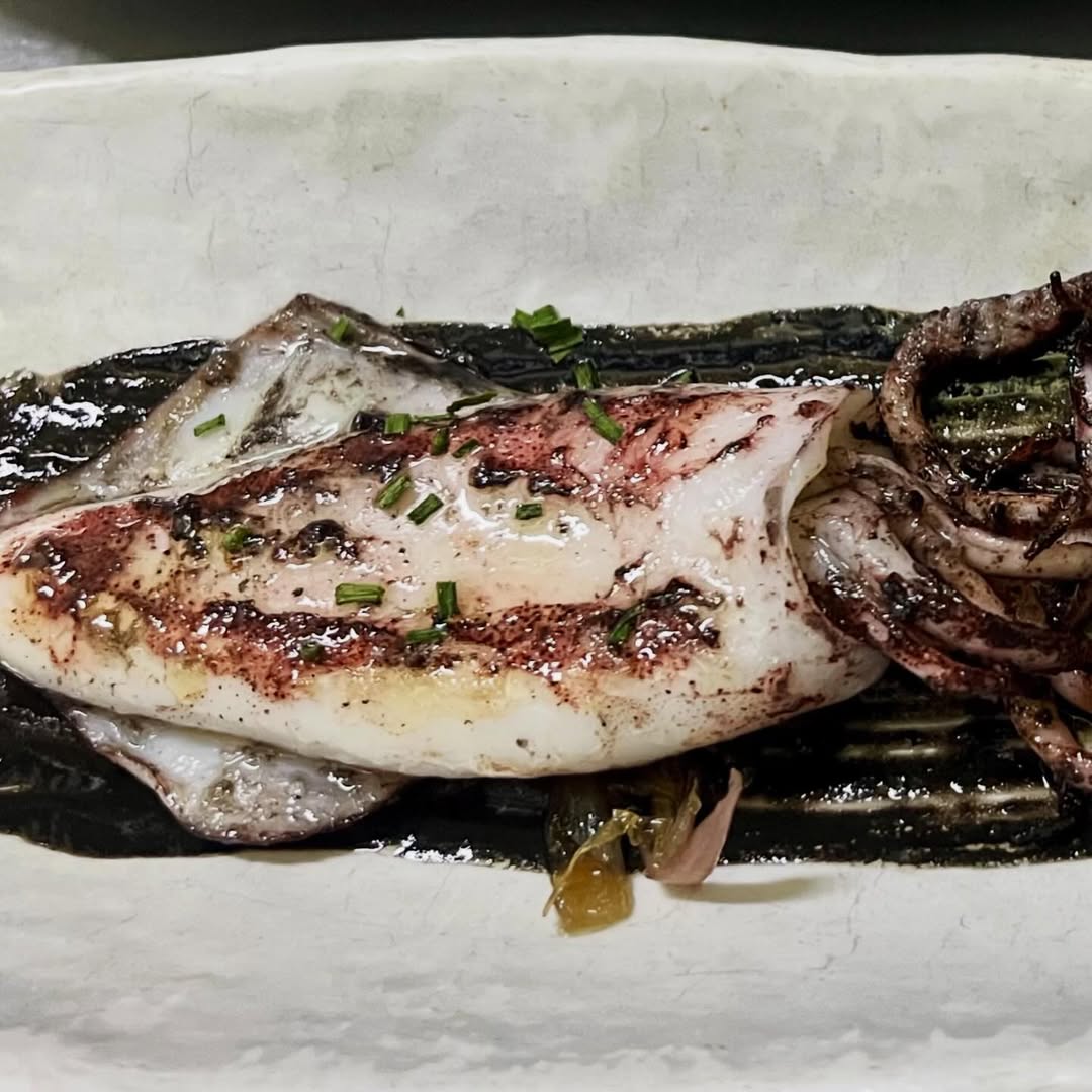 Chipirón de anzuelo gallego a la brasa

#labuenavida25años #todosecocinaenlabuenavida #restaurantedeproducto #restaurant