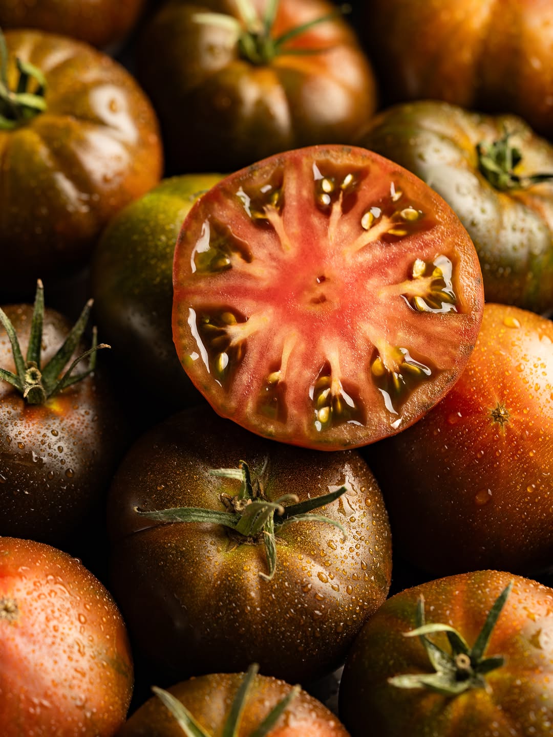 Septiembre marca una transición, pero algunos ingredientes todavía están en plena expresión.
El tomate es uno de ellos.