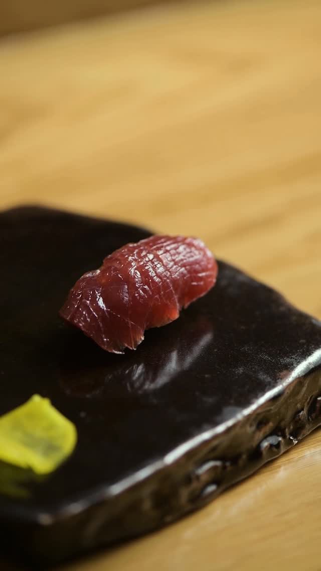 ¿Qué es el sushi?

Emoción, técnica y producto en una sola pieza. El mejor ejemplo de ello es este nigiri de atún akami.