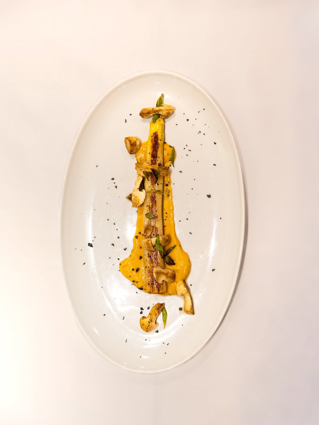 En Marcano nuestro espárrago blanco braseado con un salteado de perrechico y salsa holandesa, es un indispensable para d