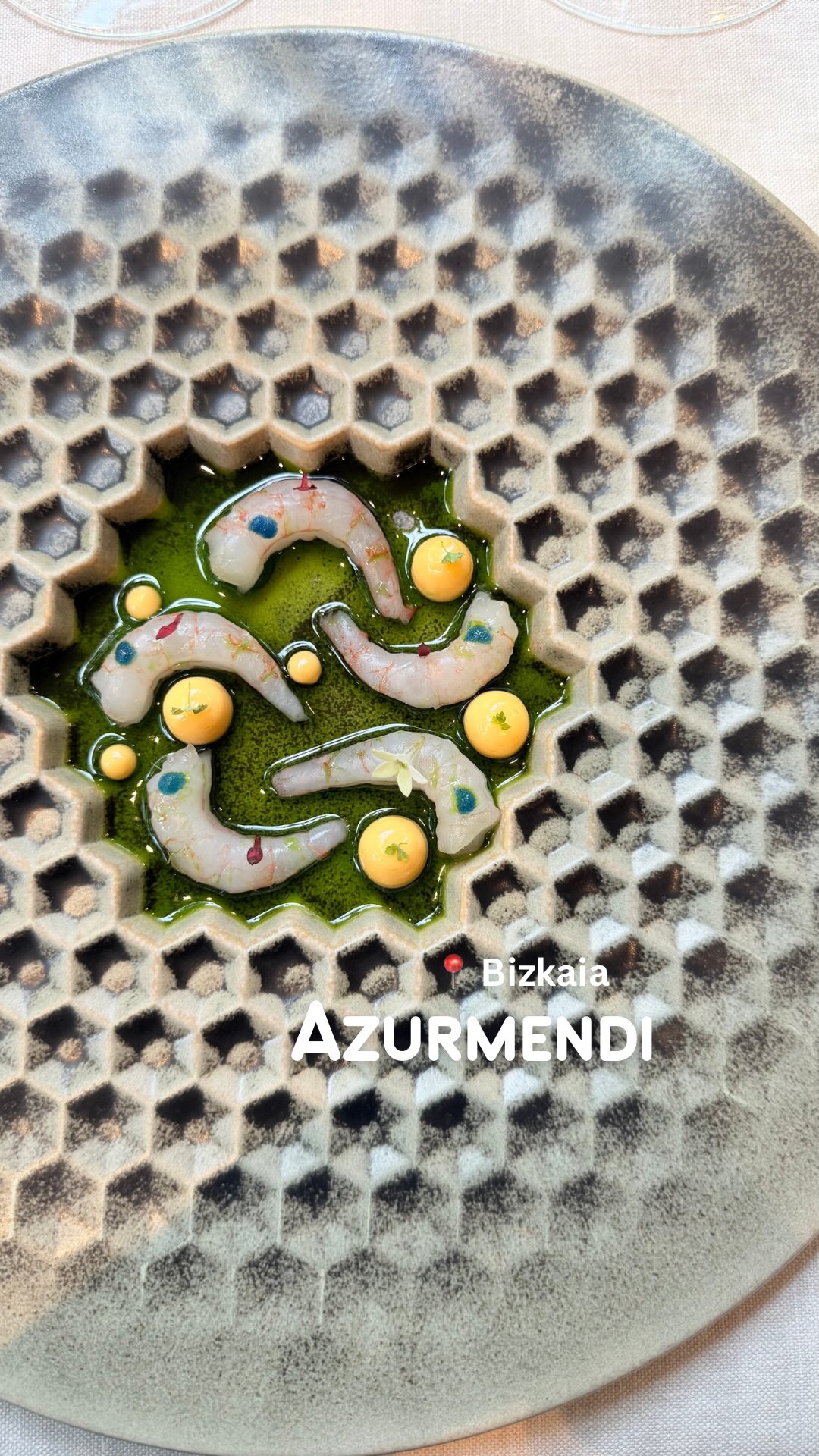 La perfección existe
🍽 Azurmendi 🌟🌟🌟
📍Bizkaia
No te vamos a contar nada nuevo al decirte que @azurmendi_atxa es un temp