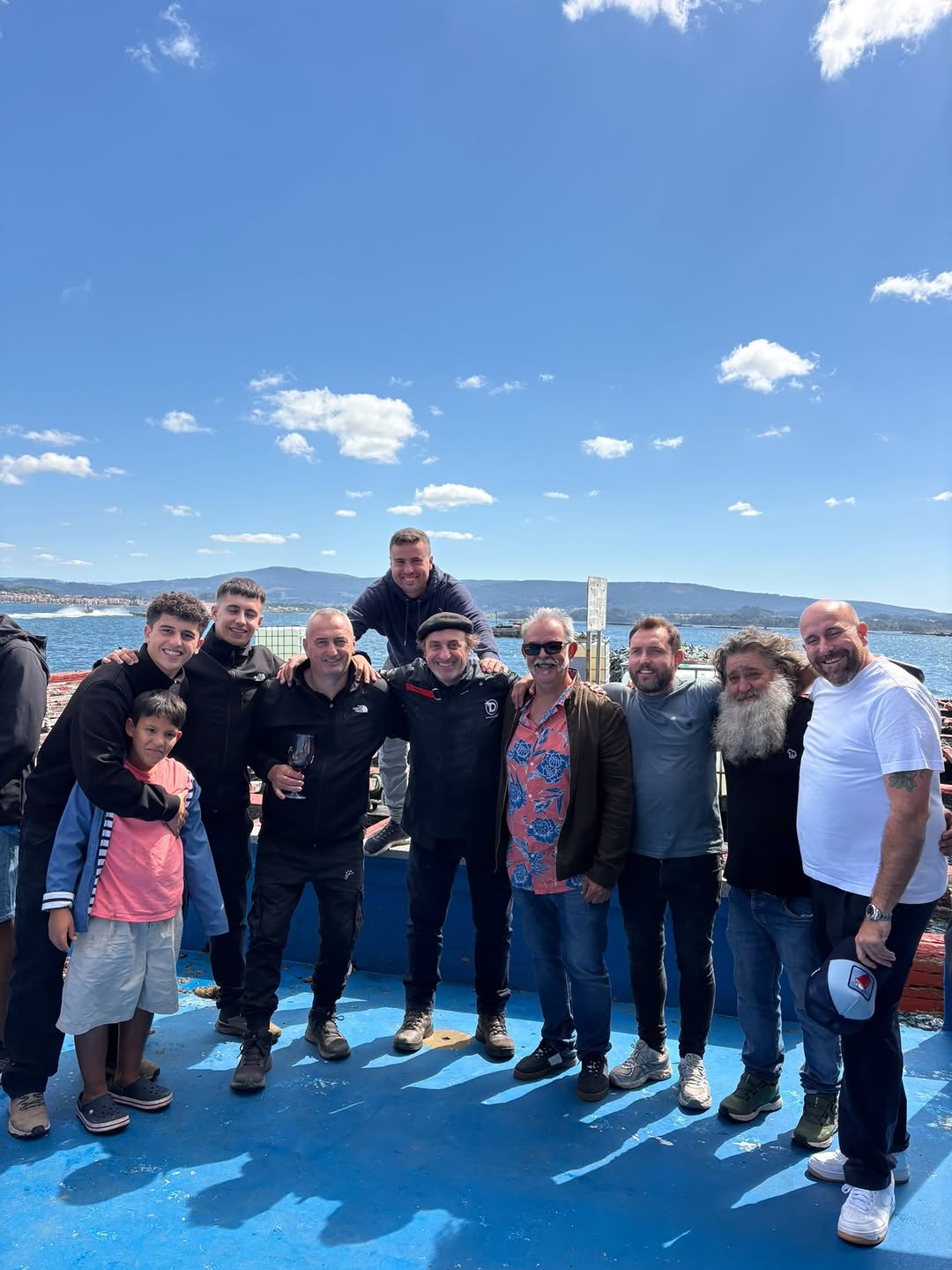 15 años bajo el mar.

El otro día vivimos uno de esos momentos difíciles de repetir en la ría de Arousa.

En una batea, 