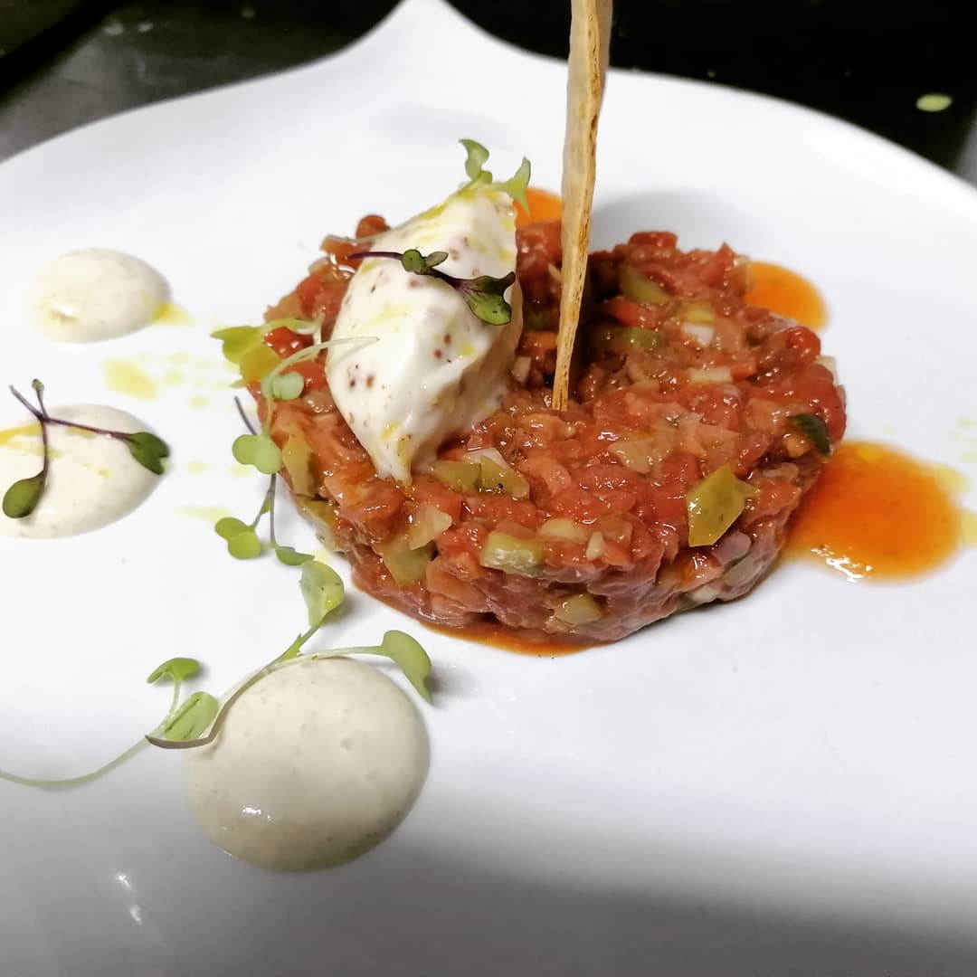 Steak Tartar, Mayonesa de Alcaparras, Compota de tomate y Romero y Sorbete de Mostaza.