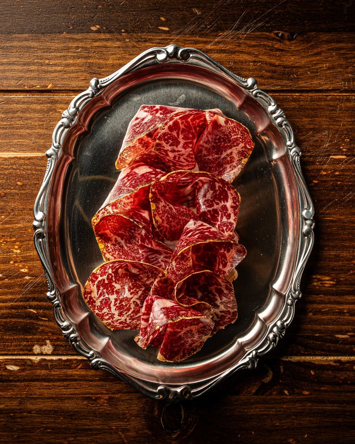 Nuestra Cecina de Wagyu Japonés A5. Corte fino, grasa infiltrada y sabor intenso.

📍Piantao Chamberi - Sagasta 30.

Rese