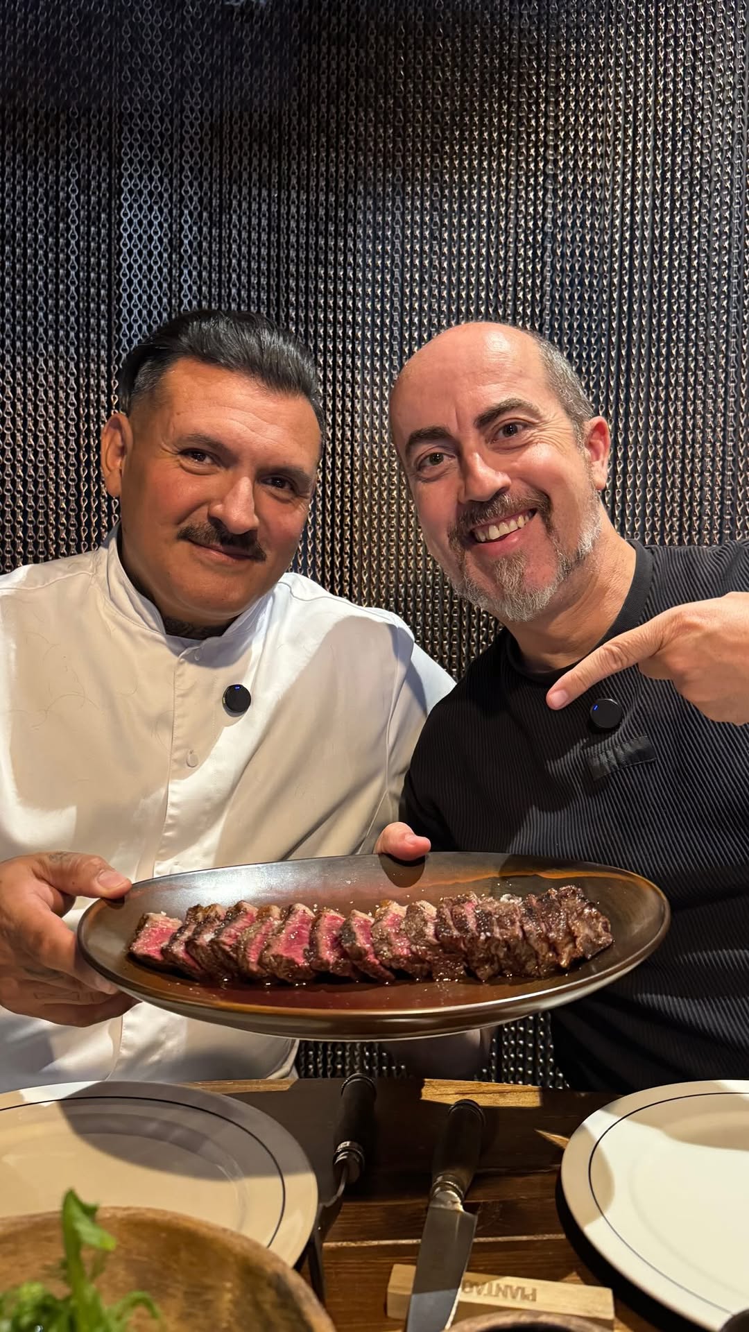 400€ DE CHULETA??🔥🥩

¿Te atreverías? Yo viendo semejante pieza de carne y pensando: “Como la líe, me echan del país…”😂😂
