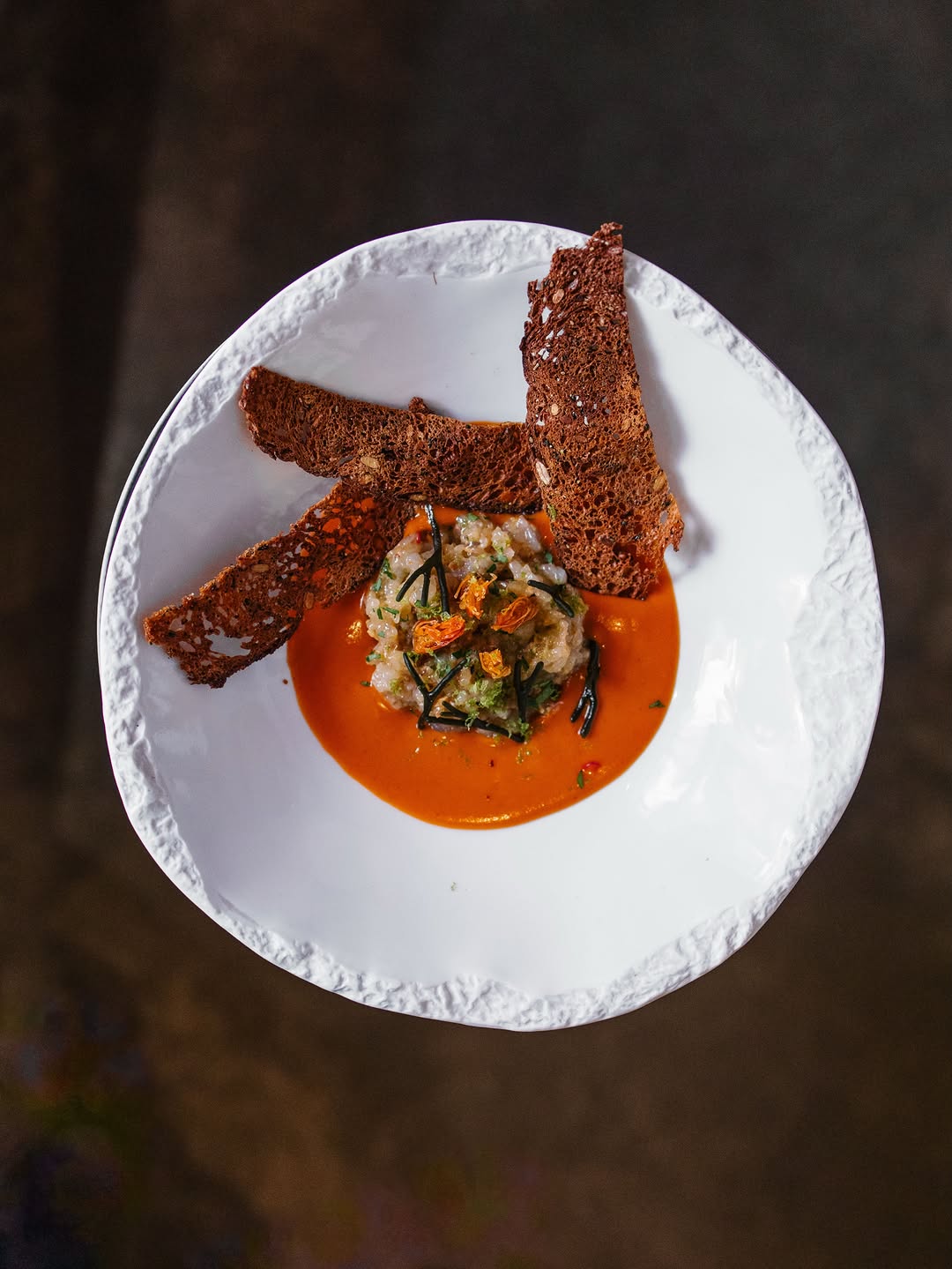 Ya tenemos el verano aquí.
Tartar de langostinos de Sanlúcar de Barrameda.
Aliñados al ajillo, con un salmorejo de tom