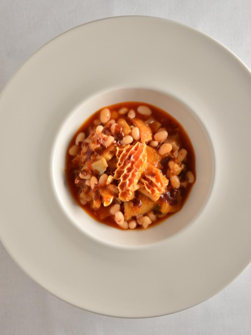 Madrid se come así. Sin prisas y con mucho sabor.
Los callos, una ensaladilla que siempre apetece y un bocata de calama