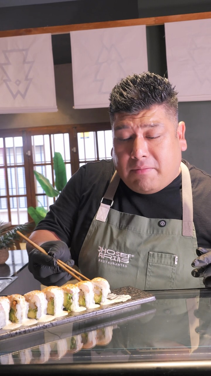 Si hablamos de la influencia nikkei en la cocina peruana, hay un maki que no puede faltar: el Acebichado.
El chef Jhose