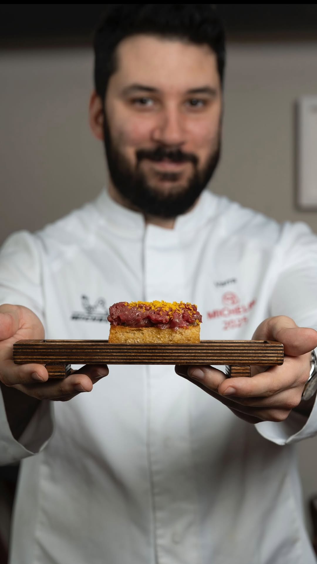 Este steak tartar nace de una idea muy clara:
buscar el sabor profundo de una chuleta bien madurada, sin enmascararlo co