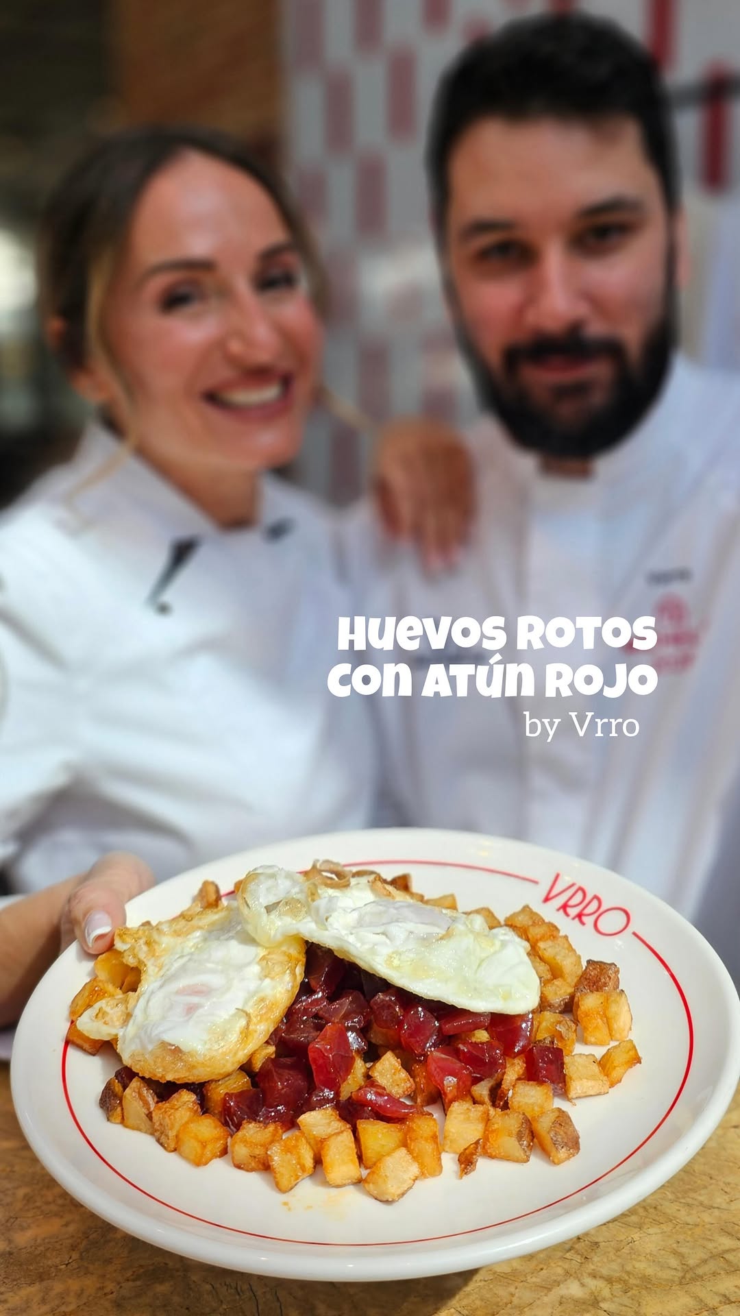🐟Los huevos rotos con atún rojo que hemos preparado en Vrro con Joaquín están de locos.
——
Ingredientes para 1 ración
15