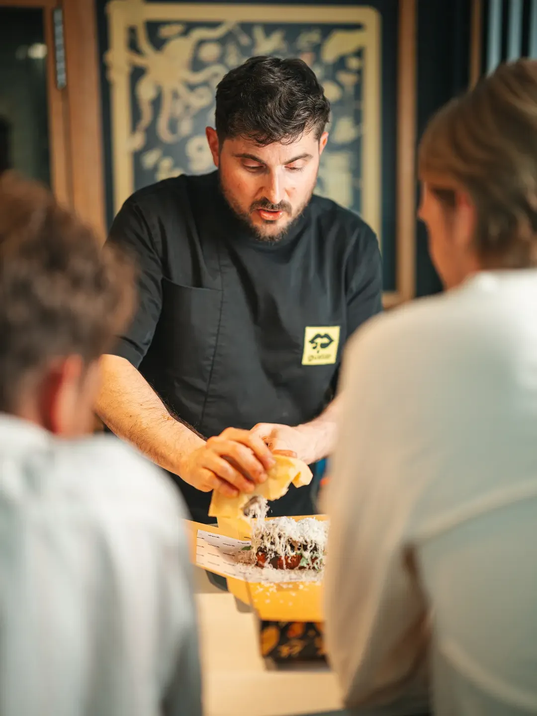 Somos de barra, y nos encanta.
Nos gusta tenerte cerca, contarte qué lleva cada plato, recomendarte según lo que te ap