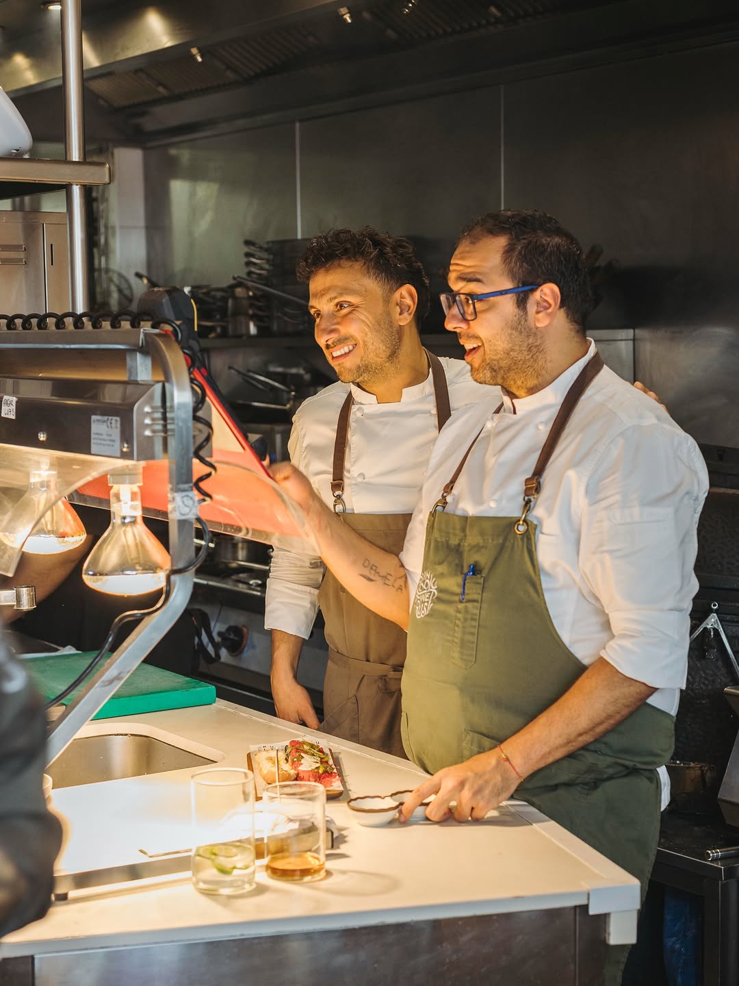 Cocinar es estar en todo.

En el fuego, en el corte, en el punto, en el pase.
En lo que se ve y en lo que nadie ve.
En q