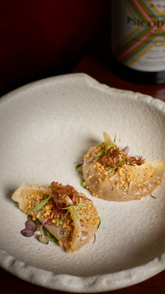 Gyozas de rabo de toro con cacahuete y bambú encurtido.
Plato cocinado al estilo de Pekín, servido con una salsa sichu