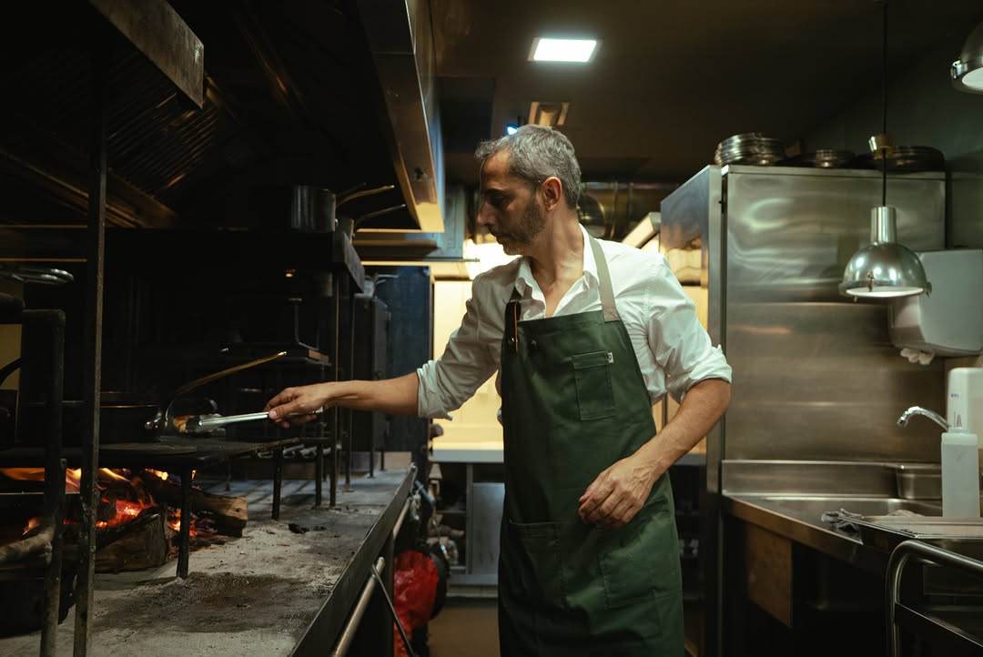 Cocinar con fuego tiene algo que me sigue enganchando después de tantos años.
Nunca responde exactamente igual.
Hay que 