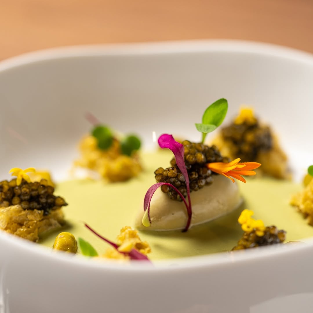 Pistacho, en diferentes texturas y matices.
Un plato que nace del juego entre lo dulce, lo especiado y lo salino: sopa d